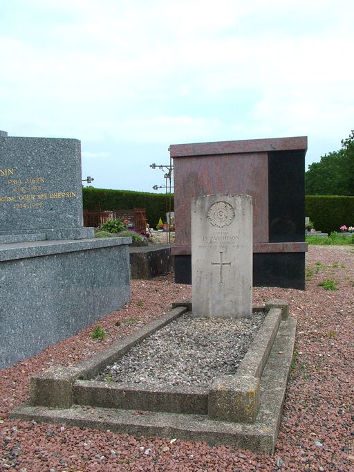 Église paroissiale de la Nativité de la Sainte-Vierge et cimetière de Surcamps