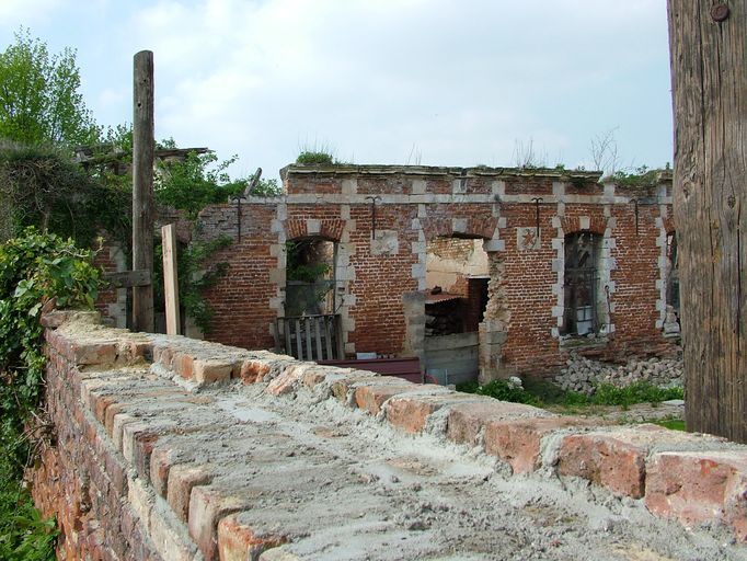 Ancien château de Bettencourt-Saint-Ouen (vestiges)