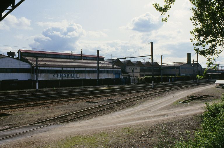 Ancienne usine de céramique Defrance, dite les Carreaux, puis Compagnie Générale de la Céramique du Bâtiment (Cerabati), puis usine de verre creux Saga Décor