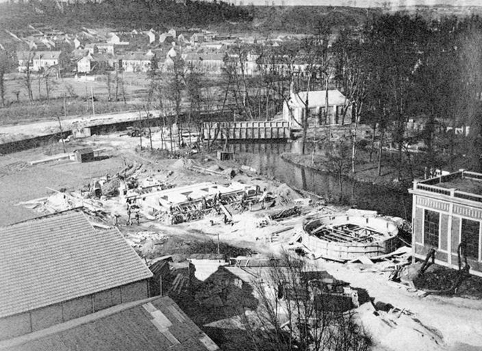 Ancien moulin à blé Daden, puis usine de papeterie, puis usine métallurgique dite Forges et Fonderie de Montataire, puis Usinor, puis Sollac, puis Arcelor, puis Arcelor-Mittal-Montataire