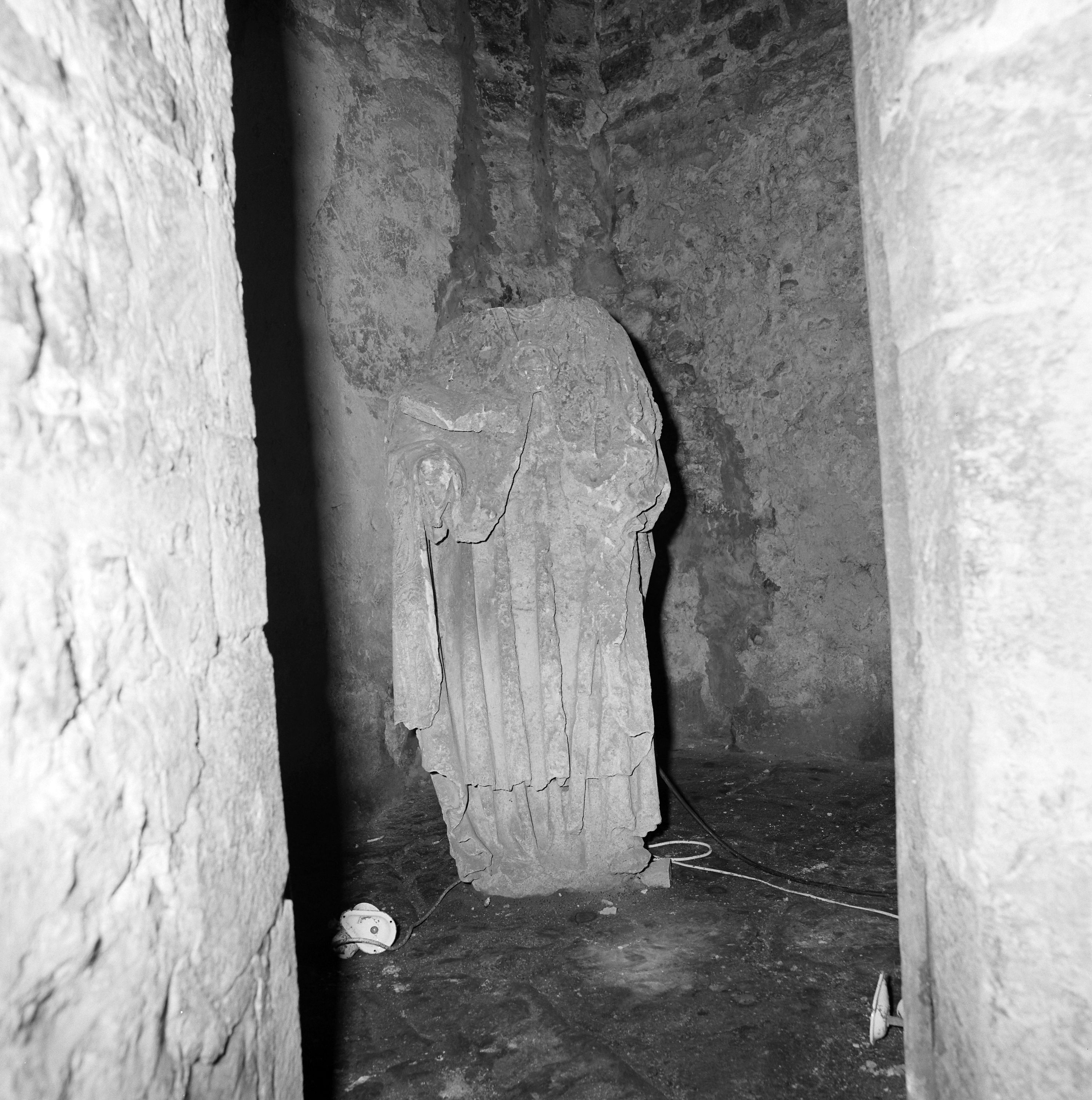 Statue (grandeur nature) : saint évêque