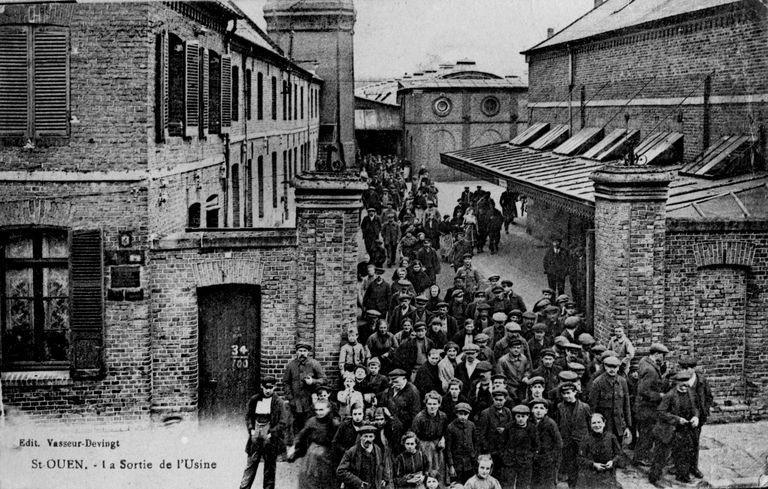 Sortie des ouvriers de l'usine vers 1900 (Ecomusée du Beauvaisis).