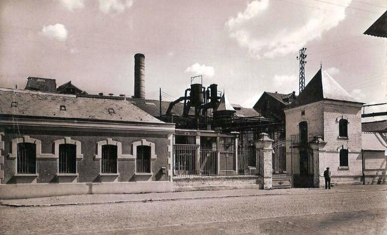 Ancienne sucrerie Bernot, puis Société Industrielle et Agricole de la Somme (SIAS), devenue usine de produits chimiques SICAC, puis Evonik-REXIM