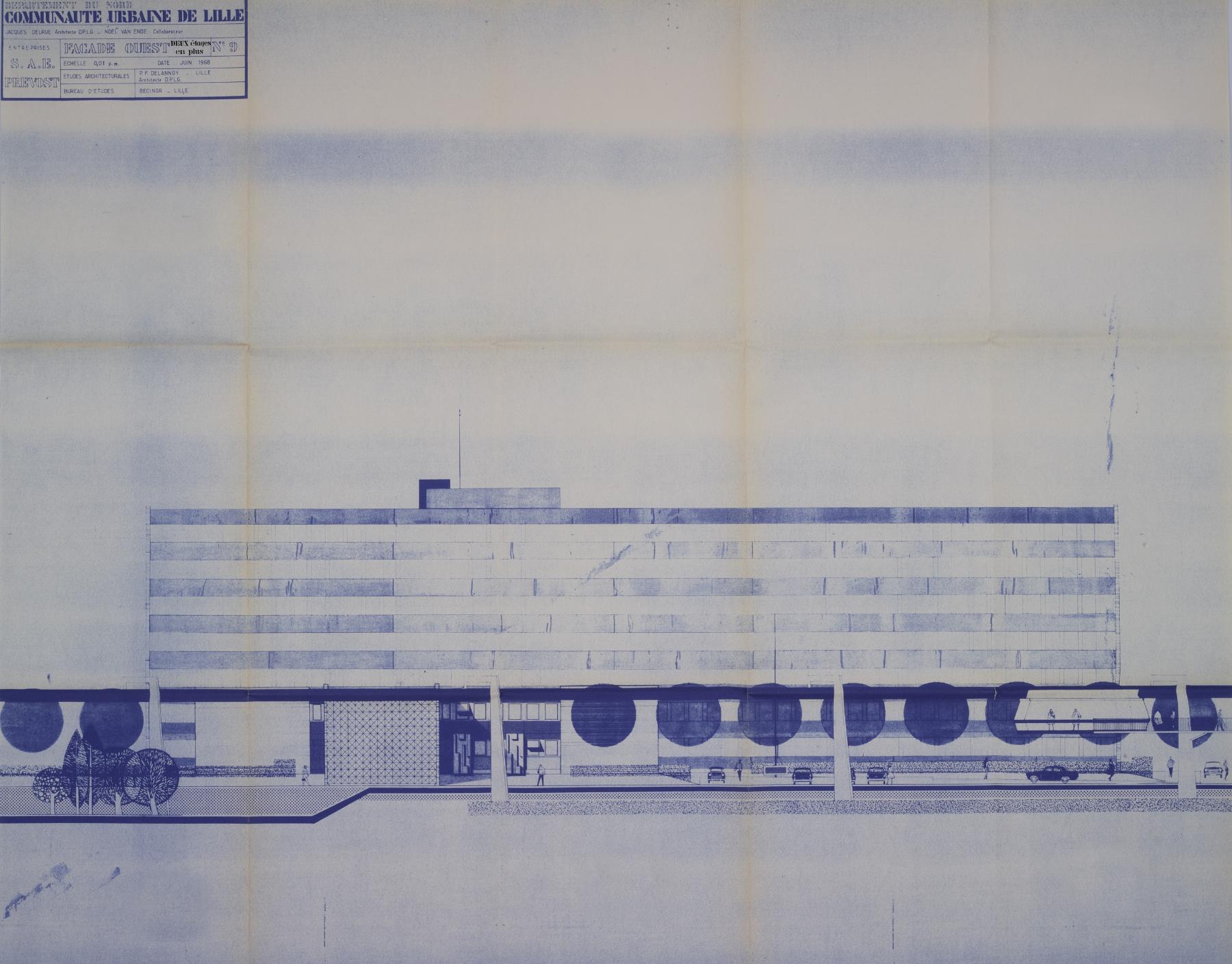 Façade ouest de l’hôtel communautaire (CUDL), juin 1968, Jacques Delrue (arch.). À noter la présence du projet de « téléphérique aérien » porté par ses pylônes (Archives communautaires. Métropole européenne de Lille ; 10 076 W 3356).