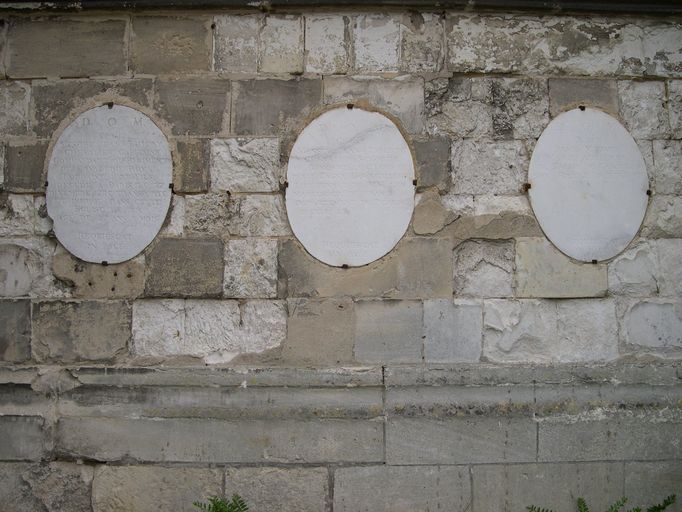 Ensemble de trois tombeaux (stèles funéraires) des seigneurs de Cagny