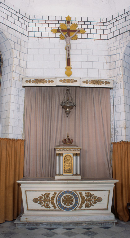 Autel, tabernacle, retable, croix, lampe de sanctuaire, peinture monumentale (ensemble du maître-autel)