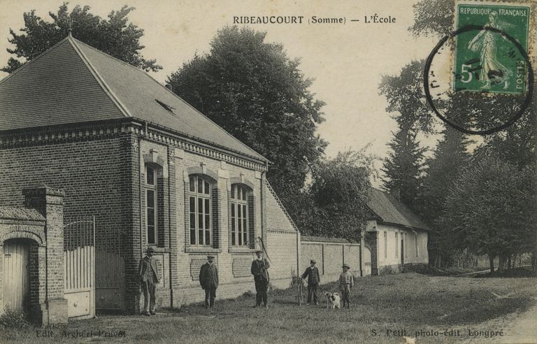 Ancienne école primaire de filles, puis école primaire mixte et mairie, actuelles mairie et médiathèque de Ribeaucourt