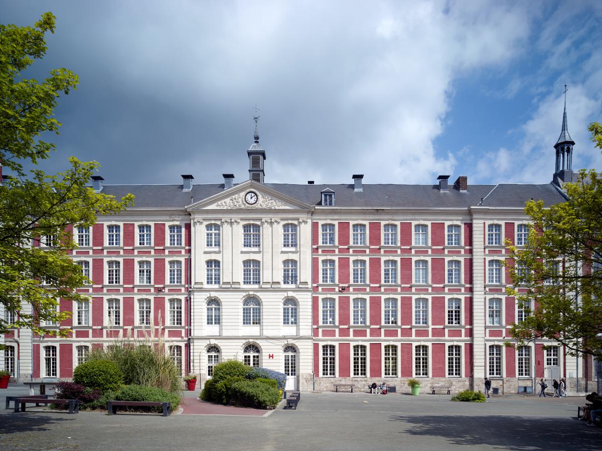 Ancien collège Saint-Vaast, puis collège Saint-Edmund, puis collège de jeunes filles, actuellement lycée Jean-Baptiste Corot