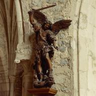 Statue : Saint Michel terrassant le dragon