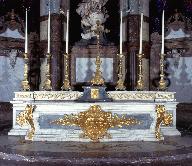 Ensemble du décor du sanctuaire (autel, tabernacle, paire de crédences, statue, paire de guéridons porte-luminaire, luminaires)