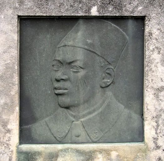 Monument aux morts de la Guerre de 1870, monument à la mémoire des anciens combattants du 56e R.I. (juin 1940) et monument à la mémoire des combattants de la 7e division d'infanterie coloniale (1939-1946) à Dury