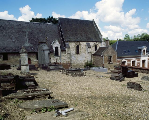 Église paroissiale Saint-Pierre et ancien cimetière de Bouchon