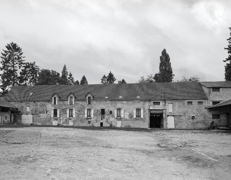 L'ancien château de Puiseux-en-Retz (vestiges), actuellement ferme, maisons, mairie-école