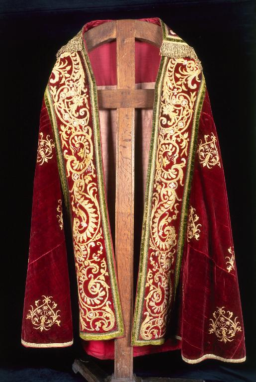 Ensemble de l'ornement rouge de saint Pierre (trois chapes, une chasuble et une paire de dalmatiques)