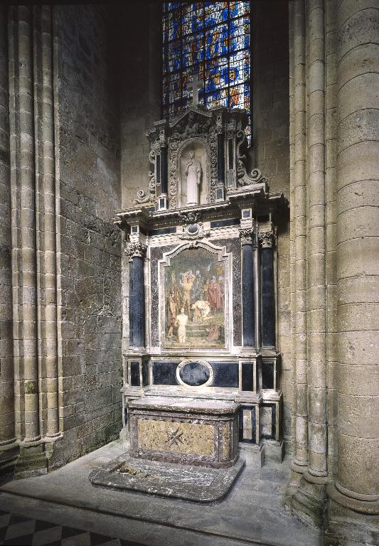 Ensemble de l'autel secondaire Saint-Crépin et Saint-Crépinien (plate-forme d'autel, autel-tombeau, gradin d'autel, retable architecturé à niche)