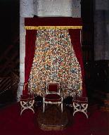 Ensemble de l'ornement de la chaire épiscopale (baldaquin d'étoffe, deux housses, tentures de la chaire épiscopale)