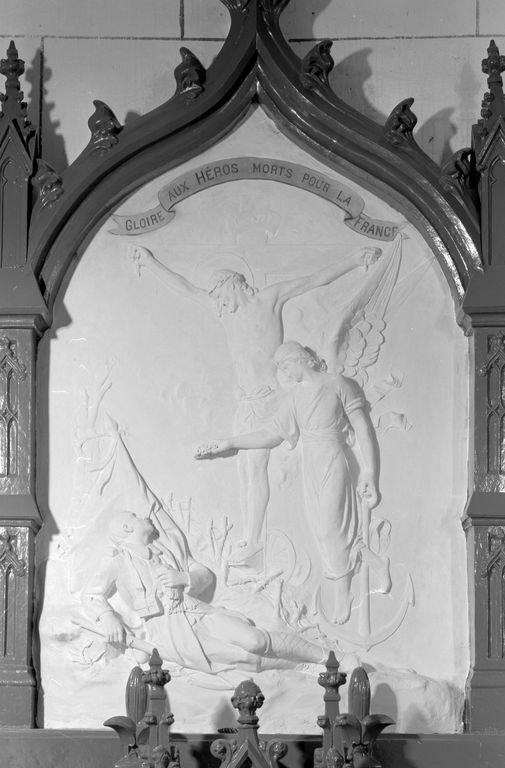 Ensemble de deux bas-reliefs : Soldat mourant au pied du Christ en croix et recevant la palme du martyre ; Soldat blessé étreignant une croix de chemin devant une église dévastée