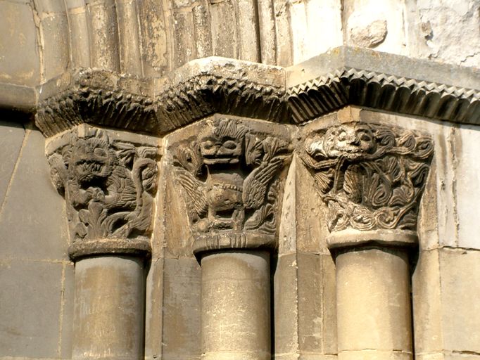 Le décor sculpté de l'église : façade occidentale, portail latéral sud et chapiteaux de la nef