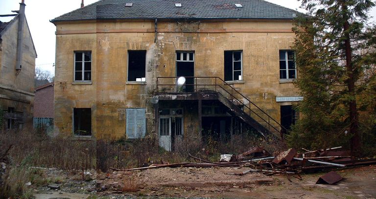 Ancienne filature de laine Lefèvre, puis Hindenbourg, puis Seillière, devenue usine d'isolateurs électriques en porcelaine Parvillée