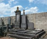 De droite à gauche : tombeau de la famille Legrand-Breilly, après 1946, signée : CASTERMANN-AMIENS, tombeau (stèle funéraire) de la famille Dormenval-Breilly, après 1932, signée : TOMBEUR A DOMART, tombeau (stèle funéraire) de la famille Froidure-Balledens, après 1892, signée : TOMBEUR.