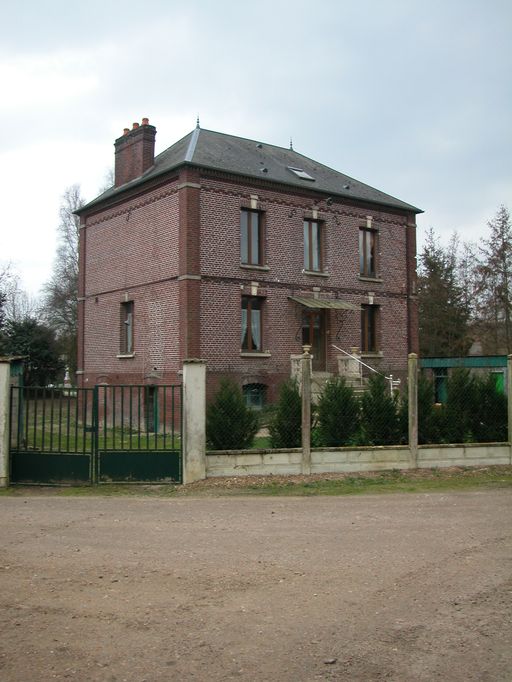 Ancien moulin à foulon et moulin à huile Ducarroy, puis moulin à farine Adam, devenu minoterie et usine de tabletterie Lanquepin, puis minoterie Mahieu, puis Coopérative agricole de Rochy-Condé