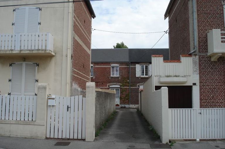 Ensemble de cinq logements à cour commune