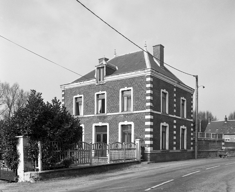 Ancienne filature de laine peignée Simon et Cie d'Esquéhéries, puis Carrissimo Fernand et Fils, puis Germ'Europe puis magasin industriel pour la confiturerie Materne de Boué