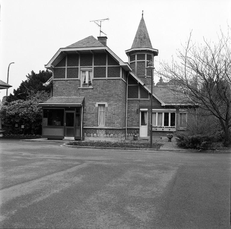 Ancien asile d'aliénés, puis hôpital psychiatrique, puis centre hospitalier spécialisé (CHS), dit établissement public de santé mentale des Flandres