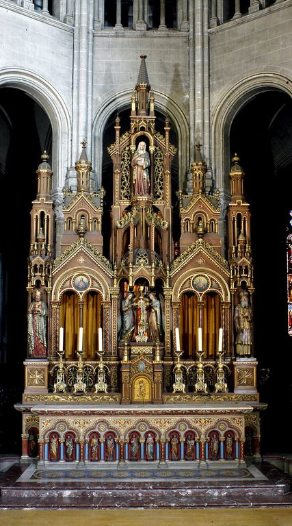 Le mobilier du choeur (autel, retable, tabernacle, clôture de choeur, trois fauteuils de célébrant, deux tabourets de célébrant et chandelier pascal)