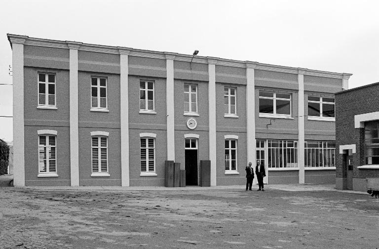 Ancienne robinetterie puis usine de serrurerie Bricard et Gauthier, devenue usine de serrurerie Bricard J. et G., puis Bricard et Cie, puis robinetterie Bricard et Cie, actuellement robinetterie Chuchu-Decayeux