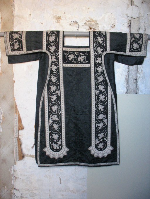 Ensemble : chasuble, deux dalmatiques, trois étoles, deux manipules, voile de calice, bourse de corporal (ornement noir)