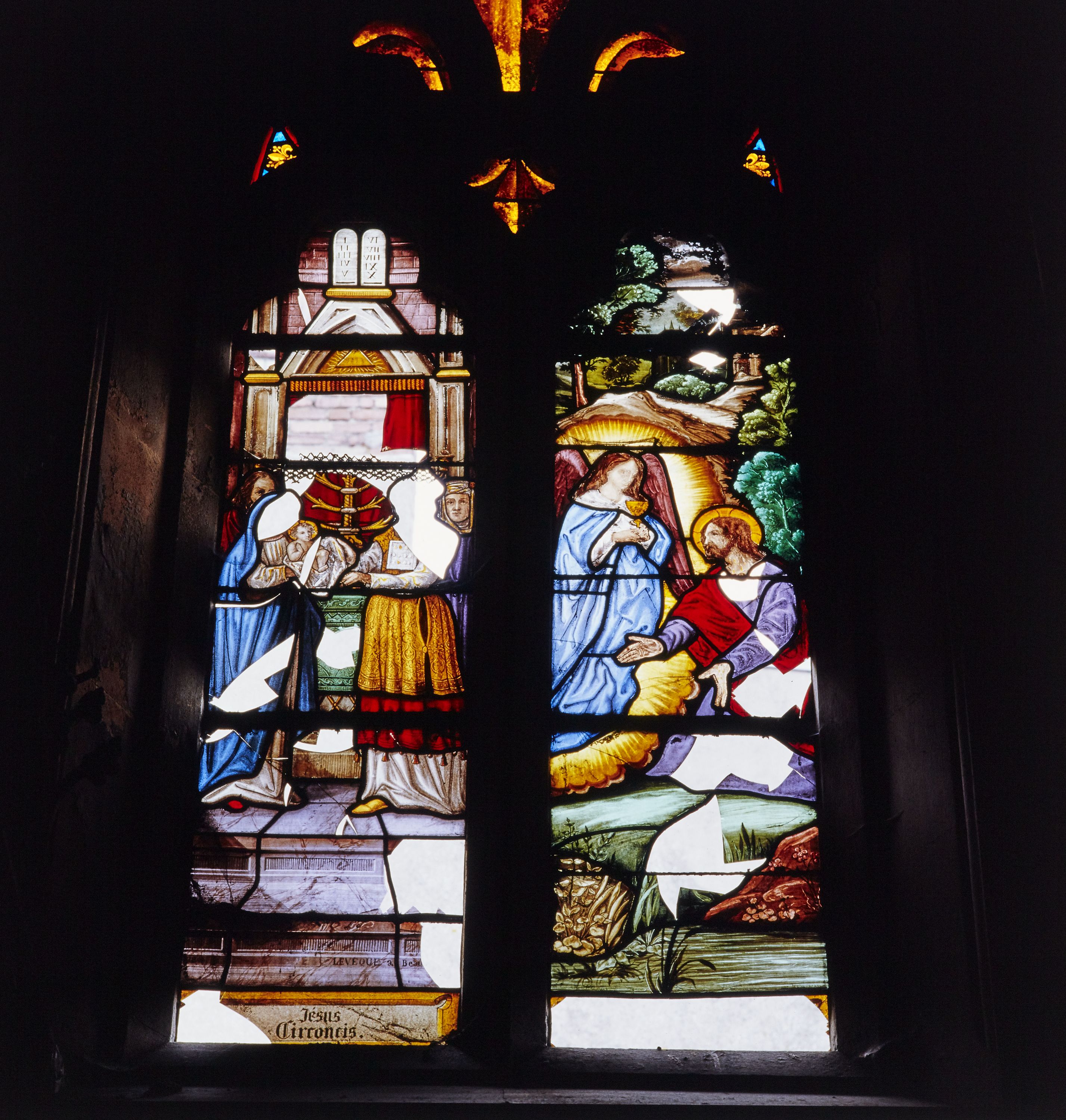 Ensemble de cinq verrières (verrière figurée, verrière légendaire, verrière historiée) : Le saint Sang, style néo-gothique.