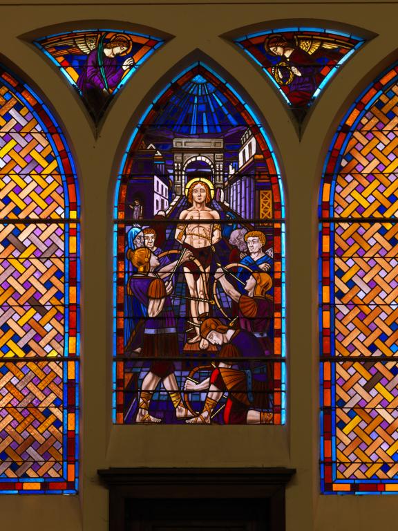 Ensemble des dix verrières figurées décoratives des bas-côtés (baies 5 à 14) : Scènes de la vie du Christ et de la Vierge ; scènes de la vie de saint Jean-Baptiste ; martyre de saint Sébastien ; saint Louis rendant la justice