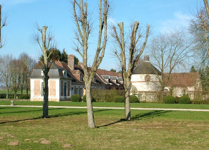 Communs, dépendances et ferme du château