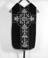 Chasuble, deux dalmatiques (ornement noir)