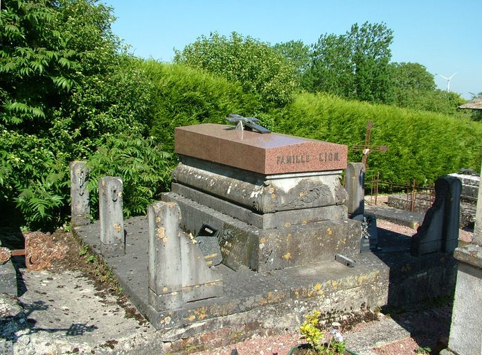 Église paroissiale de la Nativité de la Sainte-Vierge et cimetière de Surcamps