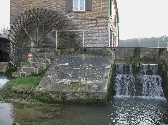 Ancien moulin à blé, dit Moulin d'En-Bas ou de l'Eglise, devenu usine de polissage de verres optiques Derogy, puis scierie Thiébaut