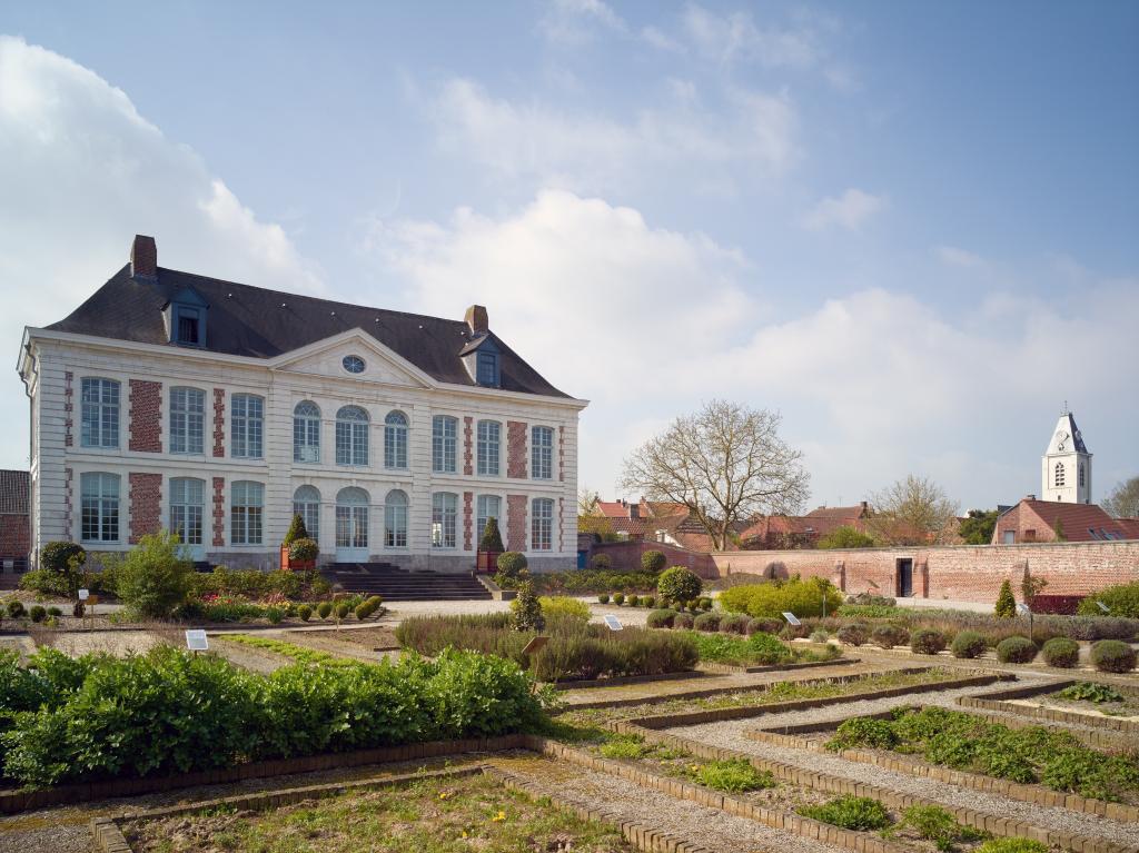 Annappes : le château de plaisance de la famille Potteau, construit au XVIIIe siècle, devenu centre communal d'action sociale.