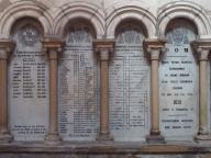 Ensemble : plaques commémoratives des archiprêtres de Notre-Dame, des évêques de Thérouanne, des évêques de Saint-Omer et évêques d'Arras ; mémorial de Pierre Paunet, évêque