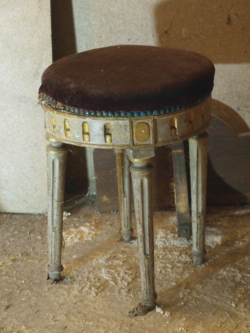 Sièges de célébrant du choeur et des sacristies : 12 tabourets ; 1 fauteuil