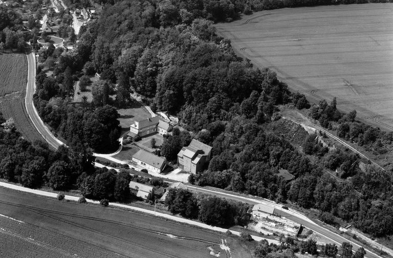 Ancienne sucrerie de betteraves et distillerie Pluchard Dumont et Cie, puis Desmarest Frères, puis Ducharron Louis, puis Rollot et Moreau, puis SA Sucrerie et Distillerie de Pierrefonds (vestiges)