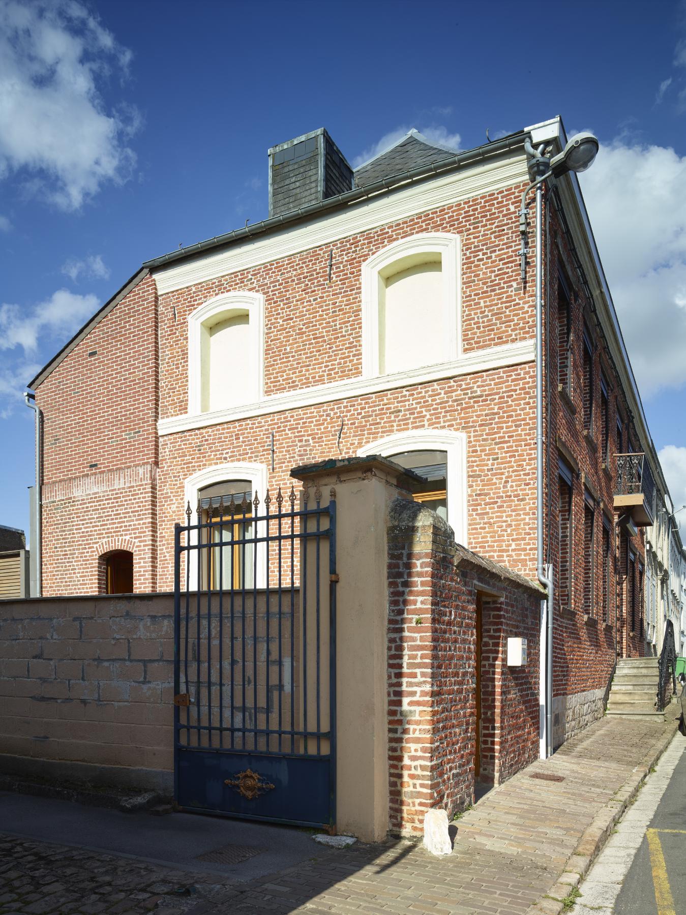 Ancienne brasserie, bureaux et demeure Guillain, puis brasserie Hautecœur, actuellement immeuble à logements