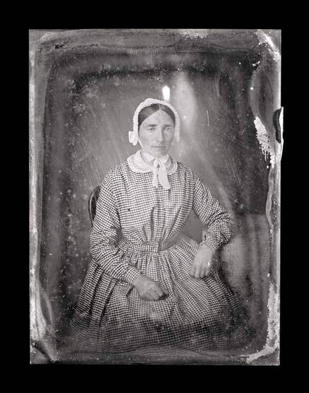 Daguerréotype et son cadre : Portrait de femme assise dit de la mère de Mme Hazard