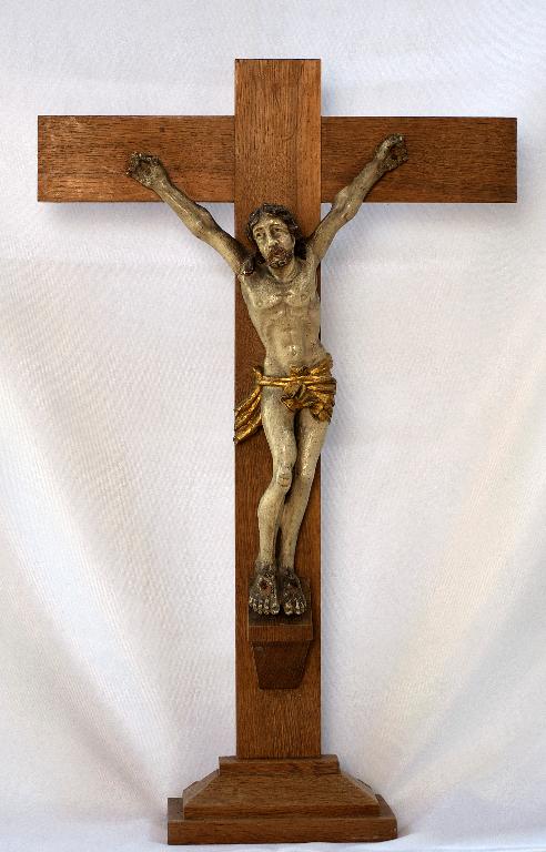 Statuette : Christ en croix