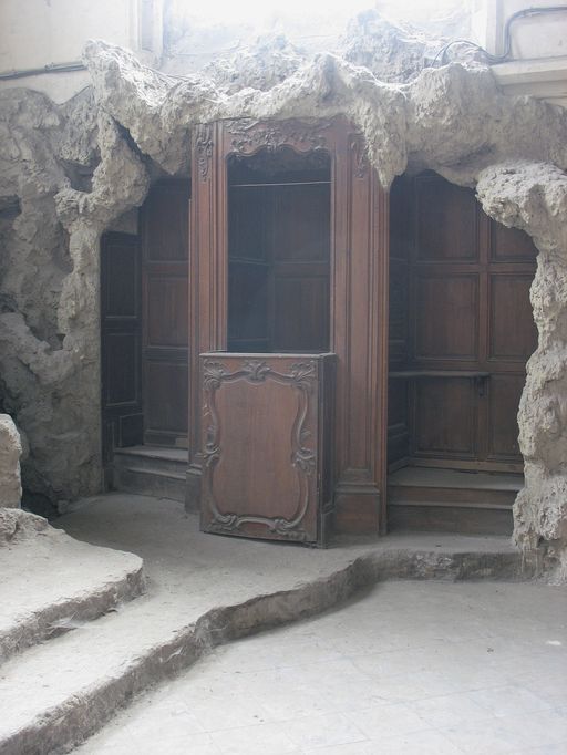 Confessionnal du bras sud du transept (chapelle du Calvaire)