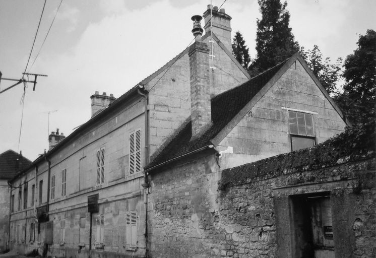 Ancienne filature de laine Lefèvre, puis Hindenbourg, puis Seillière, devenue usine d'isolateurs électriques en porcelaine Parvillée