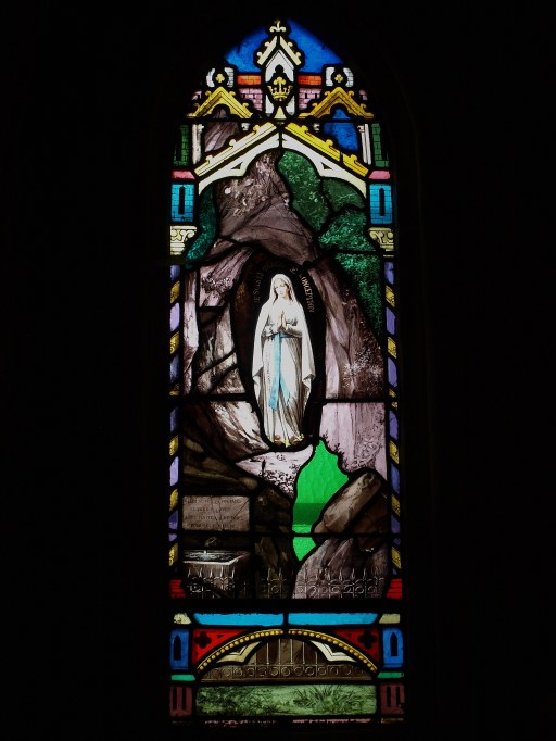 Ensemble de 2 verrières figurées : Immaculée Conception ; Marie-Madeleine au pied de la croix