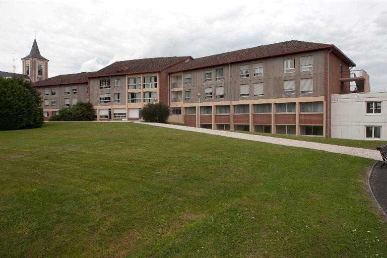 Hôpital, hospice, puis maternité, pouponnière et crèche, actuellement centre hospitalier