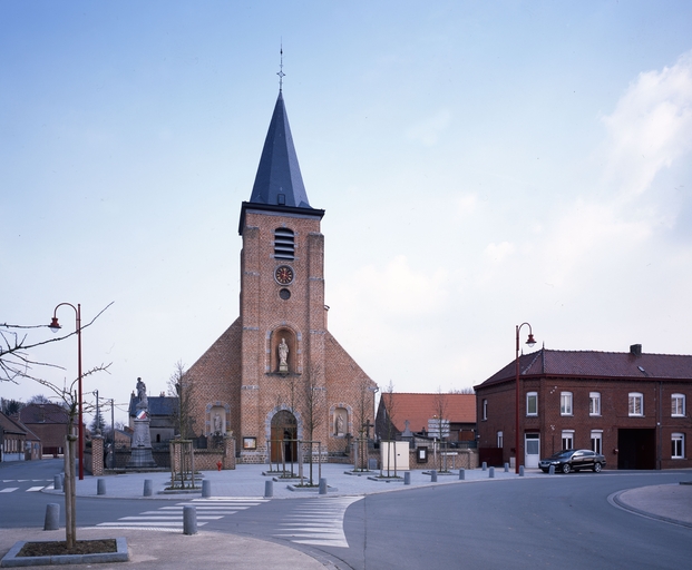 Le centre bourg rénové en 2009 : la place de l'église.