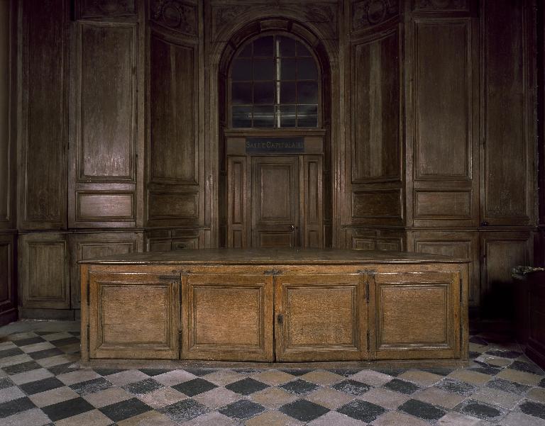 Chapier-commode et son escabeau à marches